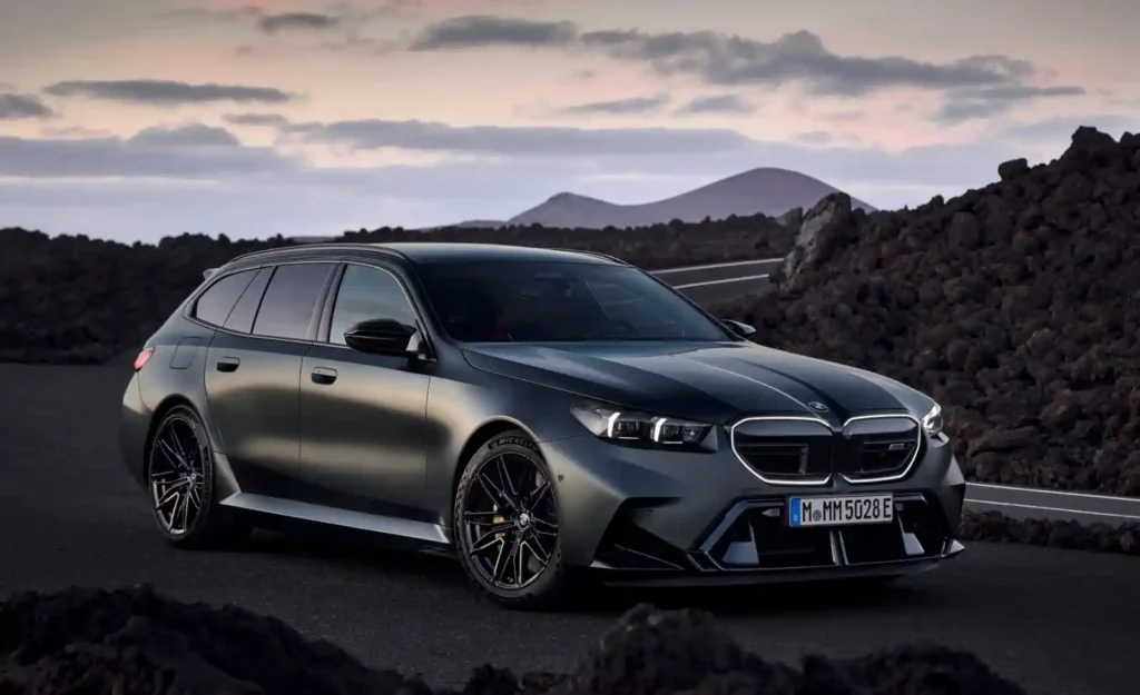 2025 BMW M5 투어링 전면 외관, 4.4L V8 플러그인 하이브리드 717마력 AWD 왜건 – 모터트렌드 선정 가장 빠른 BMW 5위