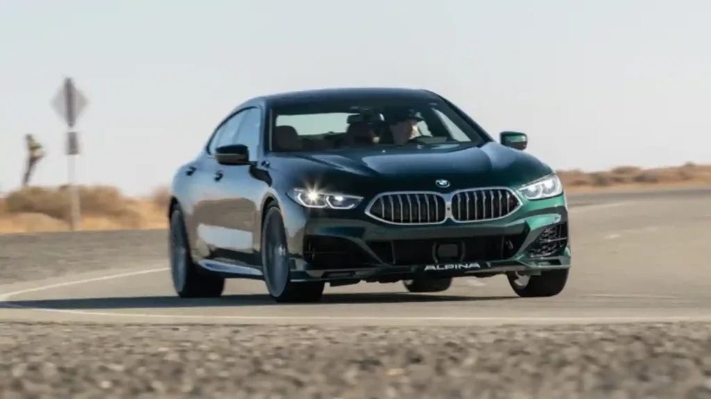 2022 BMW Alpina B8 Gran Coupe 전면 주행 모습, 4.4L 트윈터보 V8 612마력 AWD 모델 – 모터트렌드 선정 가장 빠른 BMW 7위