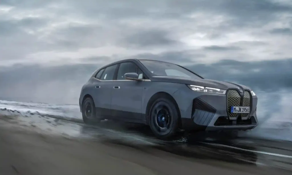 2023 BMW iX M60 전면 측면 외관, 듀얼 모터 532마력 AWD 전기 SUV – 모터트렌드 선정 가장 빠른 BMW 10위