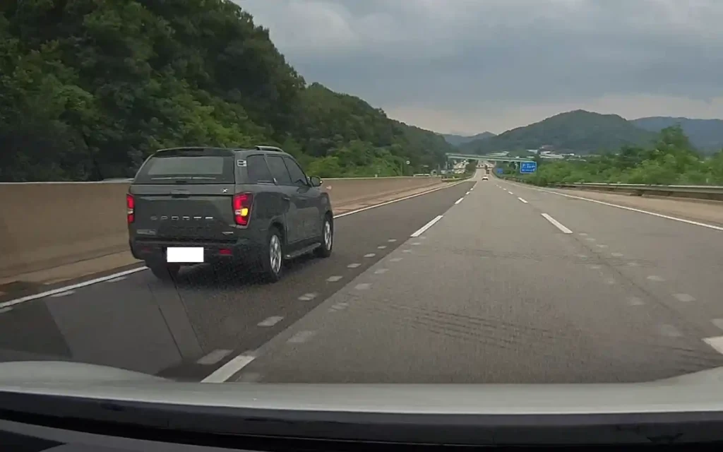 한국 고속도로 블랙박스 영상 – 1차로에서 제동등을 켠 앞차와 비어 있는 2차로