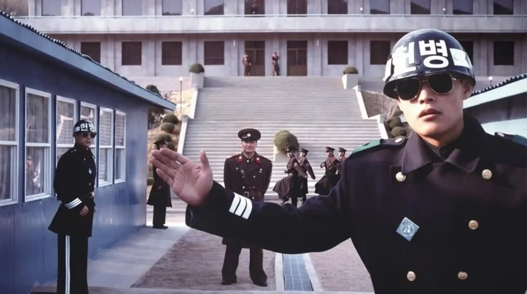 판문점 공동경비구역에서 한국군 헌병과 북한군이 마주선 장면