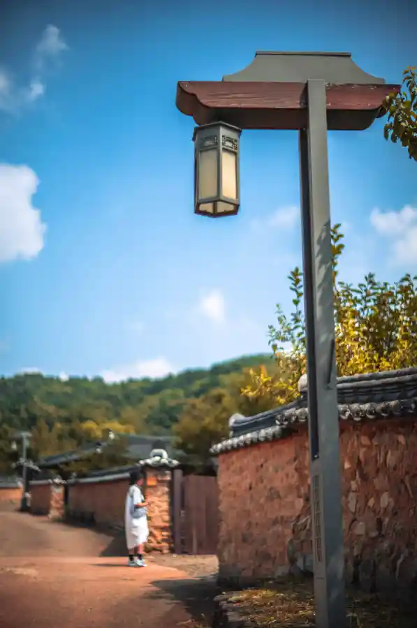 라이카 녹티룩스 50mm f/1.2로 촬영한 한옥마을 가로등과 인물 — 전경과 배경의 심도 처리
