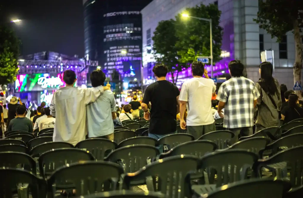 라이카 녹티룩스 50mm f/1.2로 촬영한 야간 도심 행사 — 인공광과 네온사인 저조도 환경