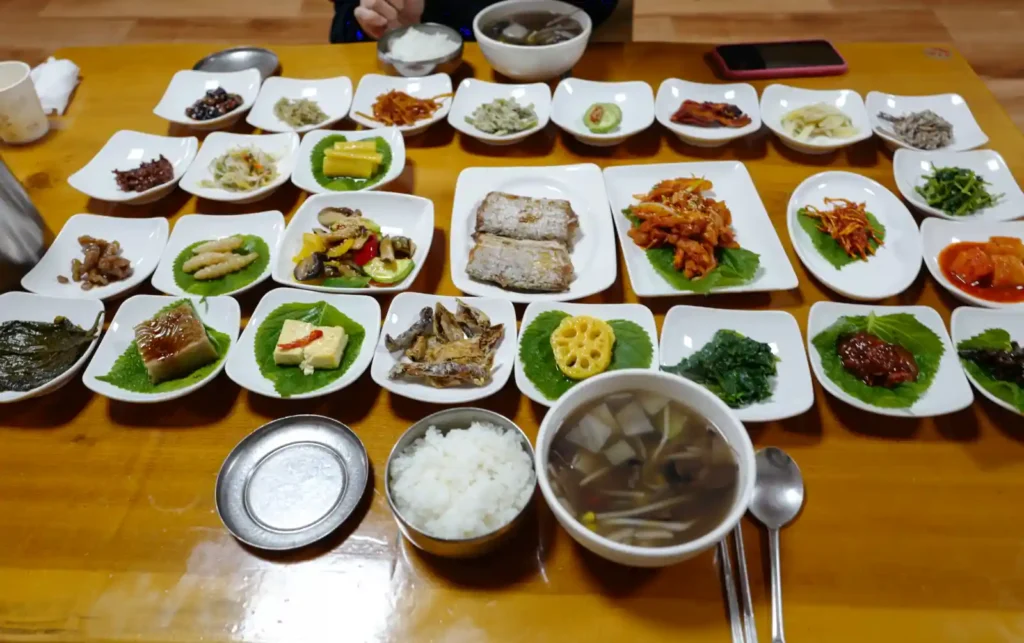 28mm 화각으로 한식 상차림 전체를 담은 사진, 테이블 위 반찬과 밥, 국이 넓게 들어온 장면