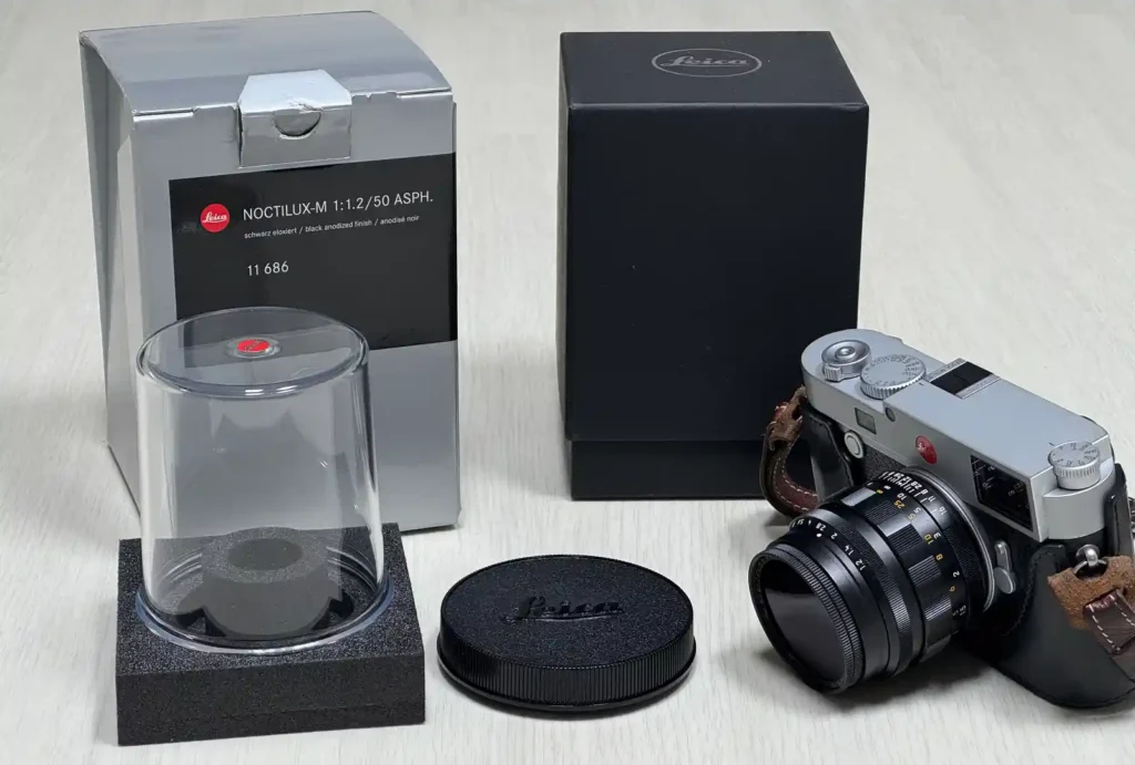 라이카 녹티룩스 50mm f/1.2 ASPH 구성품과 M 바디에 장착된 모습, 박스와 렌즈 캡 포함