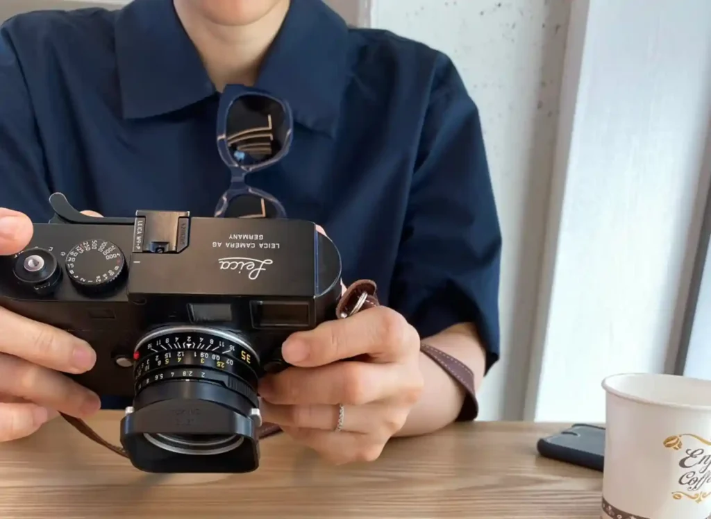 라이카 M9-P와 주미크론 35mm f/2.0 렌즈를 들고 있는 모습, 라이카 M9-P 사용 시절 기록 사진