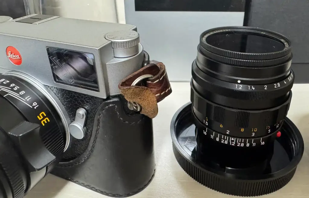 라이카 M 바디와 Summilux 35mm f/1.4 II, Noctilux 50mm f/1.2 ASPH 렌즈를 나란히 놓은 모습
