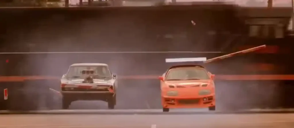 분노의 질주 1편 마지막 레이스 장면, 도미닉의 닷지 차저와 브라이언의 도요타 수프라가 나란히 질주하는 모습