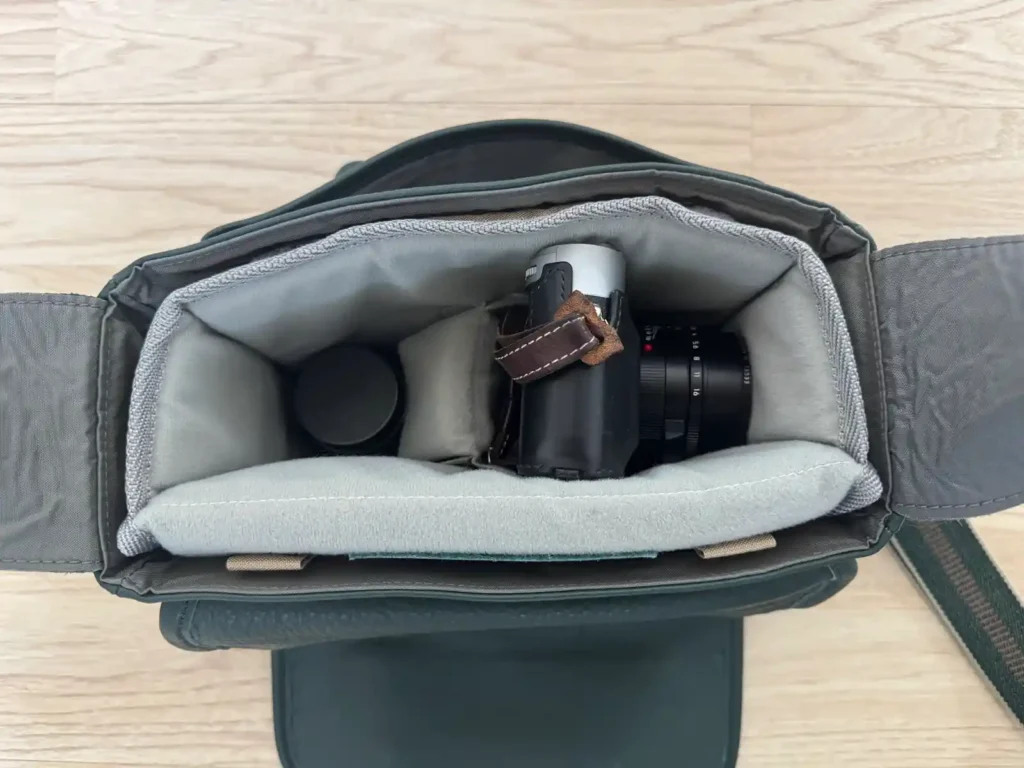 오버베르트 해리앤샐리 가방 내부 - 라이카 M 카메라 바디와 렌즈 수납 모습