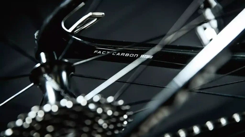 Specialized FACT Carbon 11r 프레임 디테일 클로즈업 — 카본 등급 구조를 보여주는 이미지
