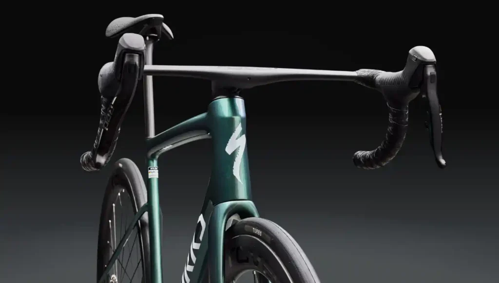 Specialized Tarmac SL8 헤드튜브와 일체형 콕핏 클로즈업 — SL7 대비 더 가벼워진 685g 프레임 설계