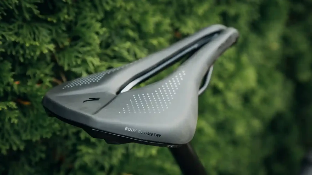 Specialized Body Geometry 안장 중앙 채널 구조 클로즈업 — 회음부 압박 완화 설계