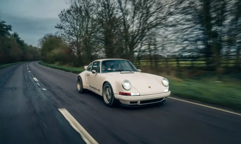 Theon Design 911 레스토모드 주행 장면 – 영국 시골길 배경