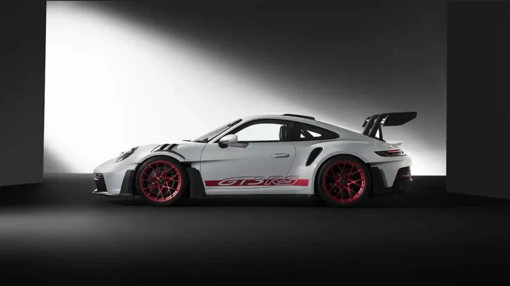 Porsche 911 GT3 RS 측면 – 대형 리어 윙과 공기역학 디퓨저