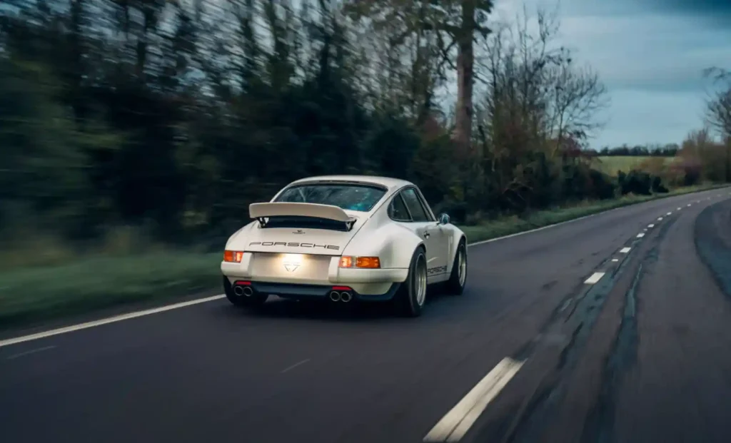 Theon Design 911 리어뷰 주행 장면 – 덕테일 스포일러와 쿼드 익스트