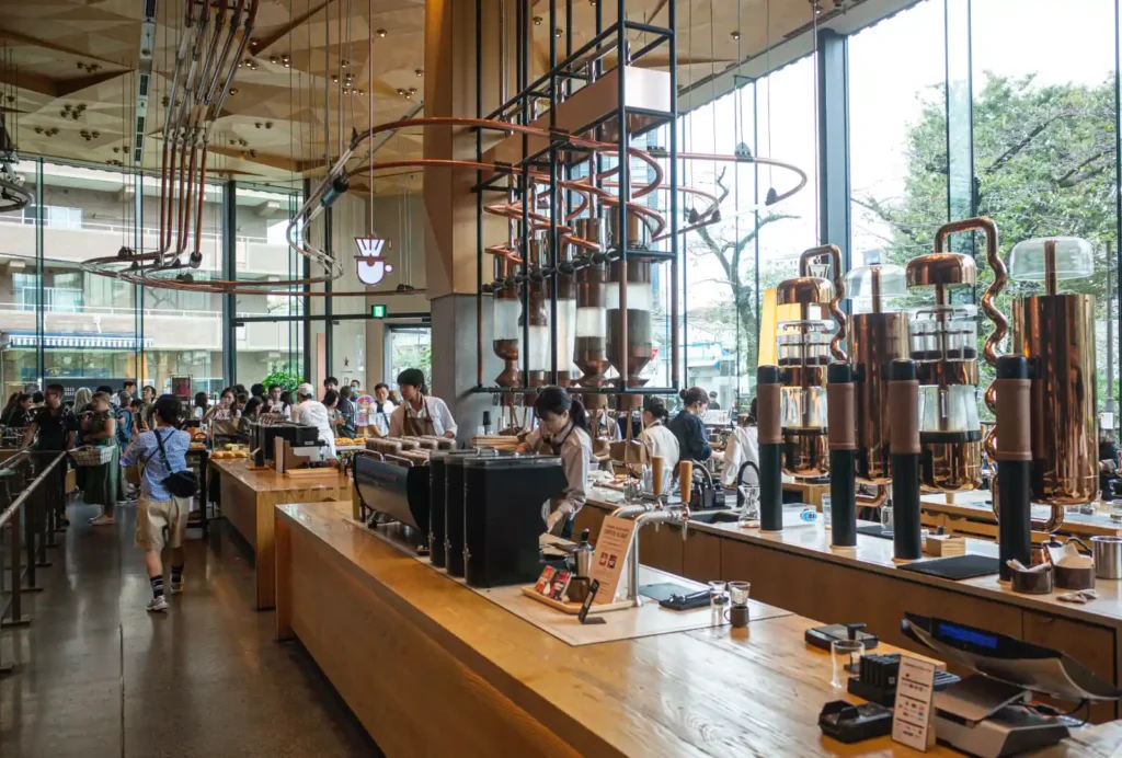 도쿄 나카메구로 스타벅스 리저브 로스터리 내부 전경, 대형 구리 로스팅 설비와 브루잉 바가 한눈에 보이는 모습