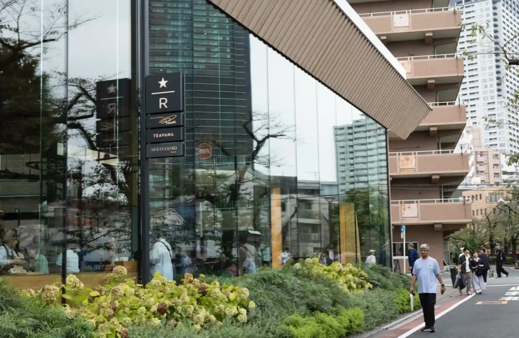 도쿄 나카메구로 스타벅스 리저브 로스터리 외관과 입구 전경, 유리 파사드와 리저브 로고 간판이 보이는 모습