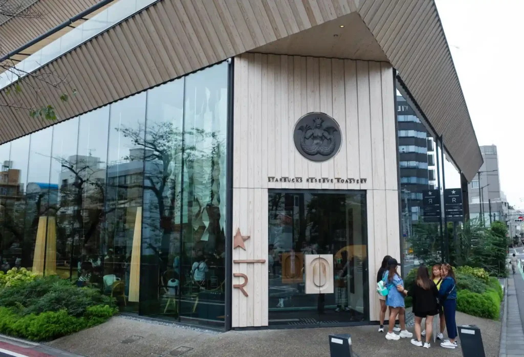 도쿄 나카메구로 스타벅스 리저브 로스터리 외관, 목재 패널과 유리 파사드가 어우러진 건축 디자인