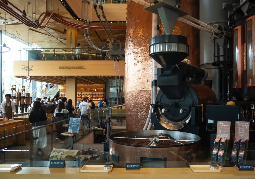 도쿄 나카메구로 스타벅스 리저브 로스터리 1층 메인 바, 구리 로스팅 탱크와 파이프 설비가 보이는 내부 전경