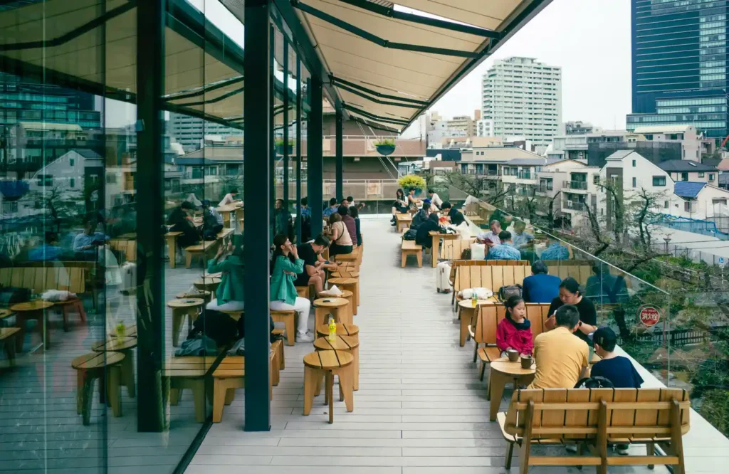 도쿄 나카메구로 스타벅스 리저브 로스터리 3층 야외 테라스, 메구로강을 내려다보는 좌석 공간 전경