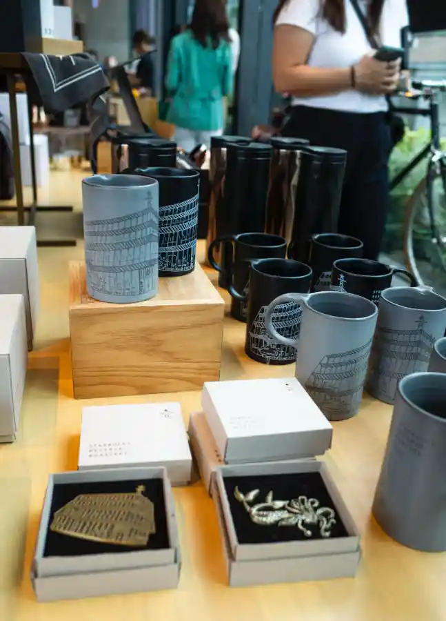 도쿄 나카메구로 스타벅스 리저브 로스터리 한정 머그컵과 텀블러, 배지 굿즈 진열 모습