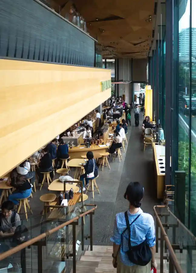 도쿄 나카메구로 스타벅스 리저브 로스터리 내부 전경, 위층에서 내려다본 메인 바와 좌석 공간