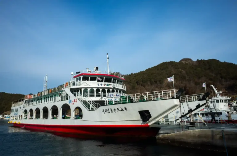 통영 삼덕항에서 욕지도로 운항하는 영동해운 여객선 전경, 겨울 맑은 하늘 아래 정박 모습