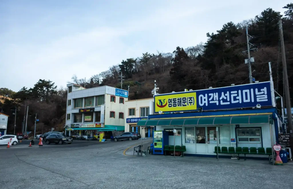 통영 삼덕항 영동해운 여객선터미널 전경, 미륵도 산양일주도로 인근 항구 모습