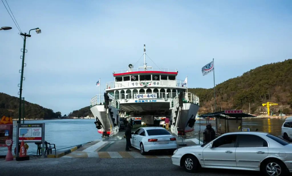 통영 삼덕항에서 욕지도행 여객선에 차량을 선적하는 모습, 승무원 안내에 따라 순서대로 승선 중