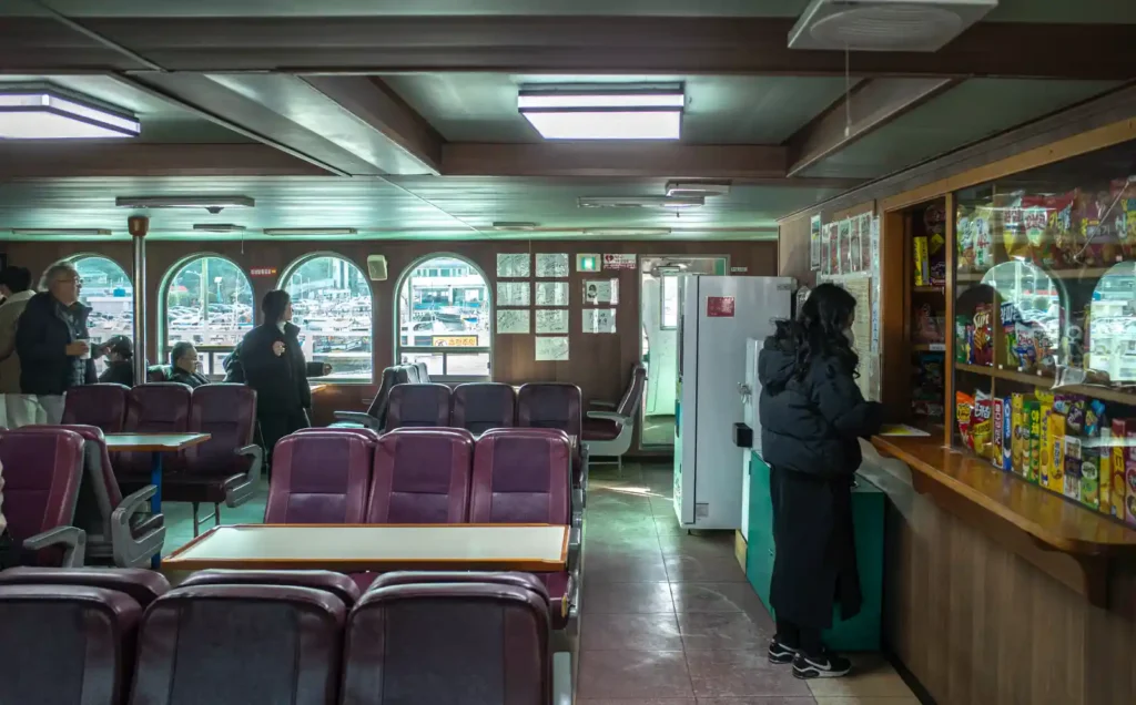 통영 삼덕항에서 욕지도로 향하는 여객선 2층 여객실 내부 모습, 일반 좌석과 매점 공간
