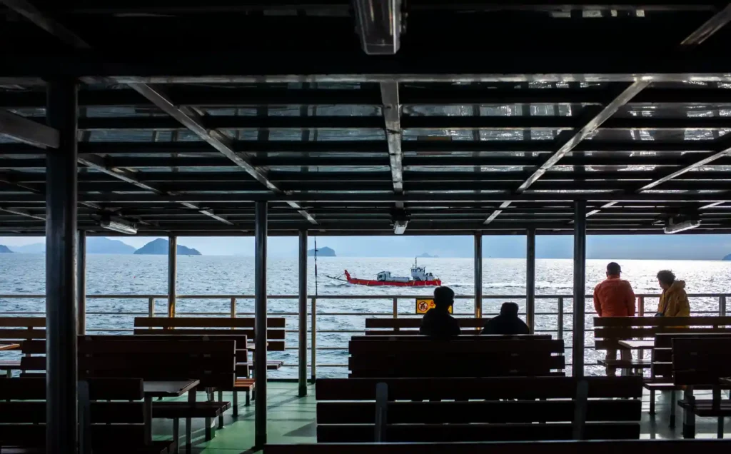 통영 삼덕항에서 욕지도로 향하는 여객선 3층 오픈 갑판, 겨울 바다를 바라보는 승객 모습