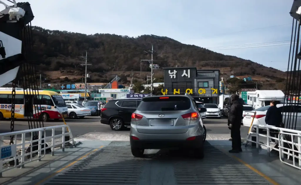 욕지도 선착장에서 차량이 여객선에서 하선하는 모습, 삼덕항 출발 차량 선적 역순 하선 장면