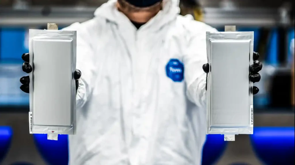 전고체 배터리 셀을 들고 있는 배터리 연구원 - 얇은 파우치형 전고체 배터리 2개