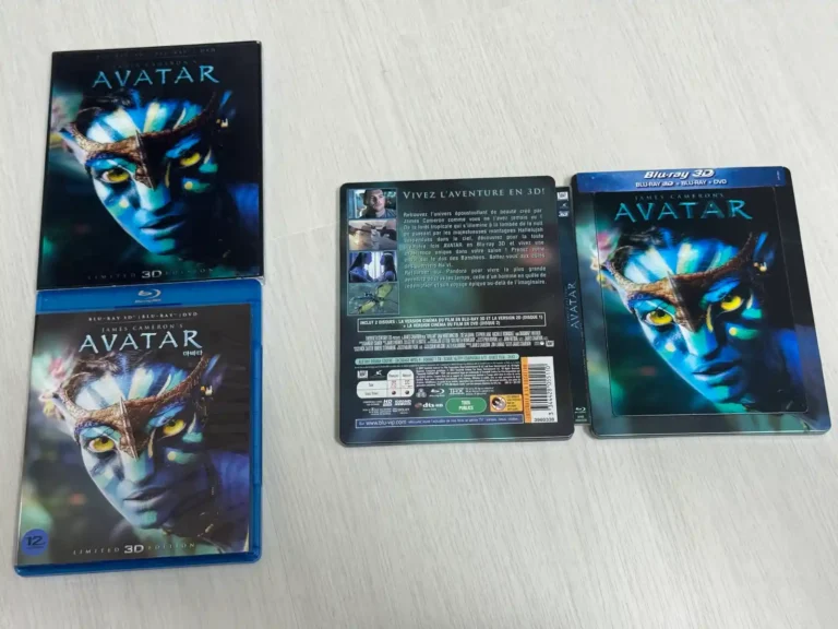 아바타 3D 블루레이 일반판과 스틸북 에디션 비교 사진 - 왼쪽 플라스틱 케이스, 오른쪽 메탈 케이스