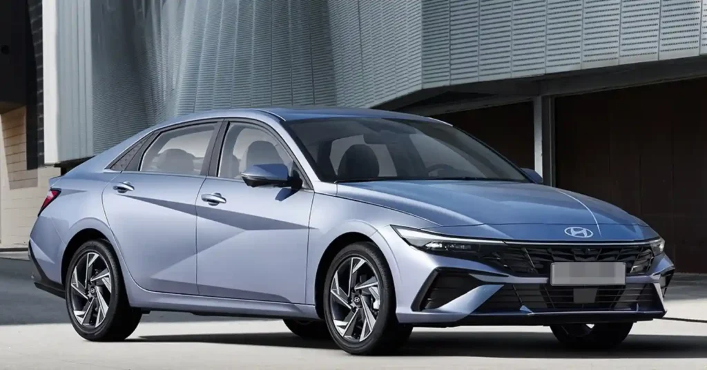 도심 배경에 주차된 현대 아반떼, 사회초년생 첫차로 언급되는 대표 세단