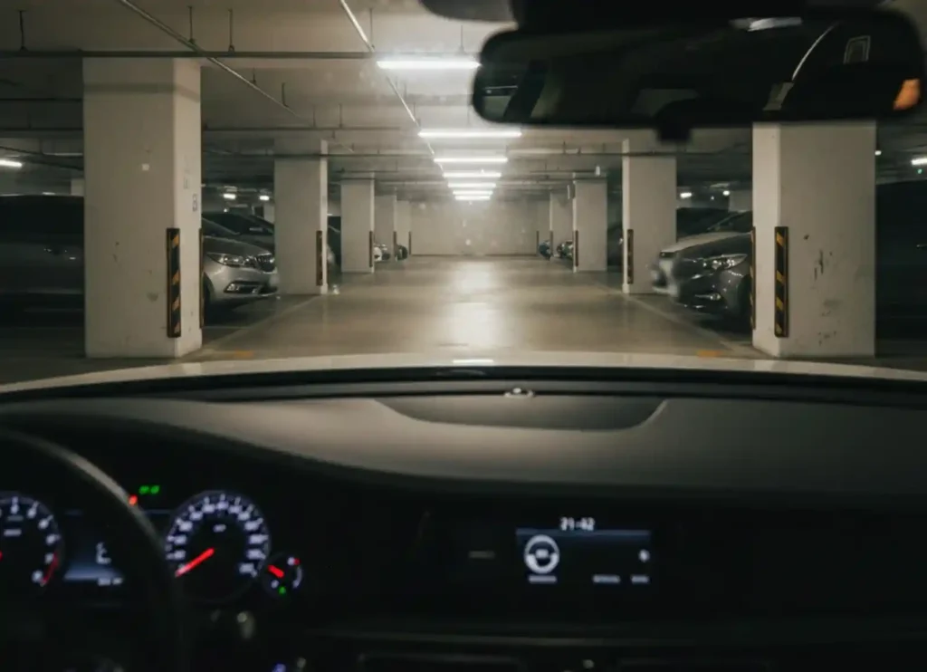 지하 주차장에서 운전석 시점으로 바라본 주차 공간, 첫차 시절 주차 연습을 떠올리게 하는 장면