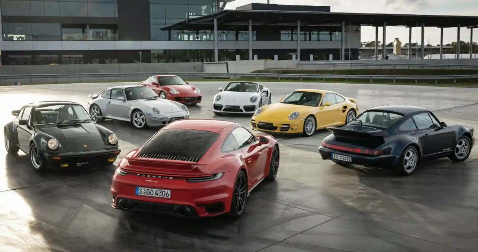 클래식부터 최신형까지 여러 세대의 포르쉐 911이 한자리에 모여 있는 모습