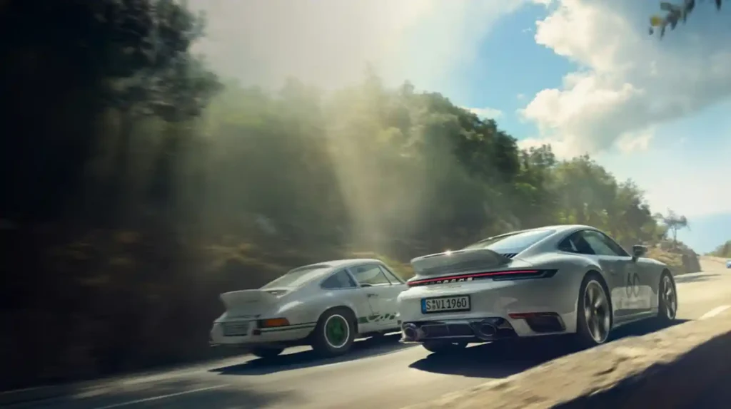 클래식 포르쉐 911과 최신 992 세대가 함께 주행하는 모습