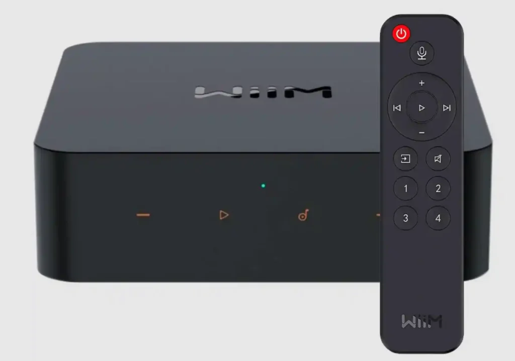 WiiM Pro Plus 본체와 전용 리모컨 정면 이미지