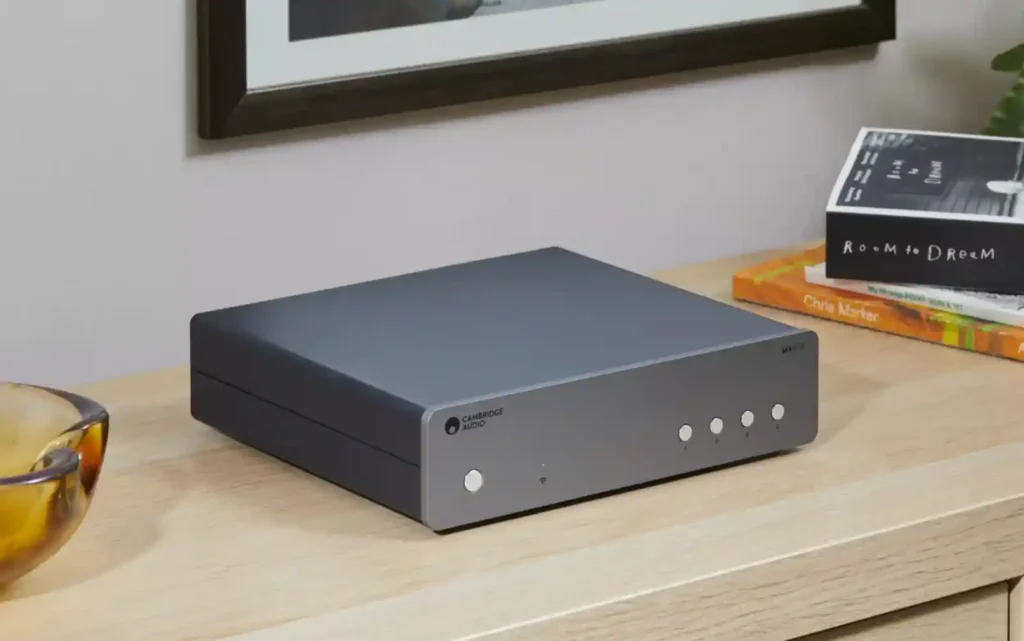 Cambridge Audio MXN10 네트워크 플레이어를 원목 사이드보드 위에 올려놓은 라이프스타일 이미지