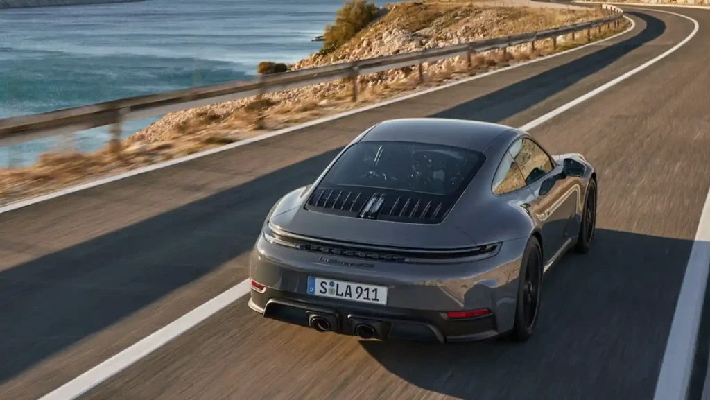 포르쉐 911 카레라 리어 쿼터 주행 컷 – 수평대향6기통 RR 레이아웃의 무게중심