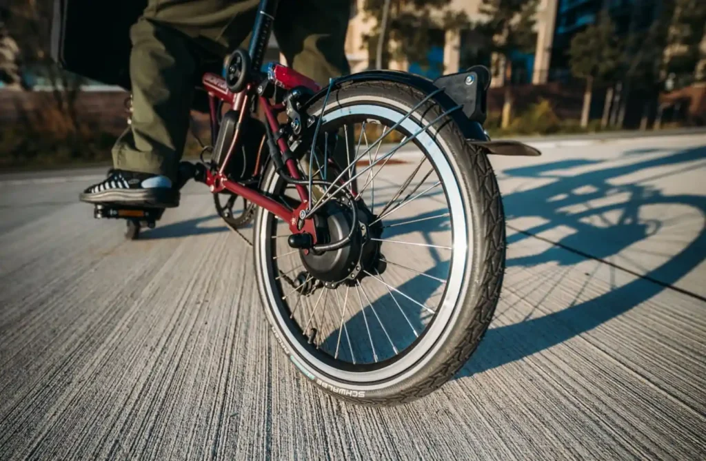 브롬톤 전기자전거 뒷바퀴 리어 허브 모터 클로즈업 — e-Motiq 시스템 장착 상태