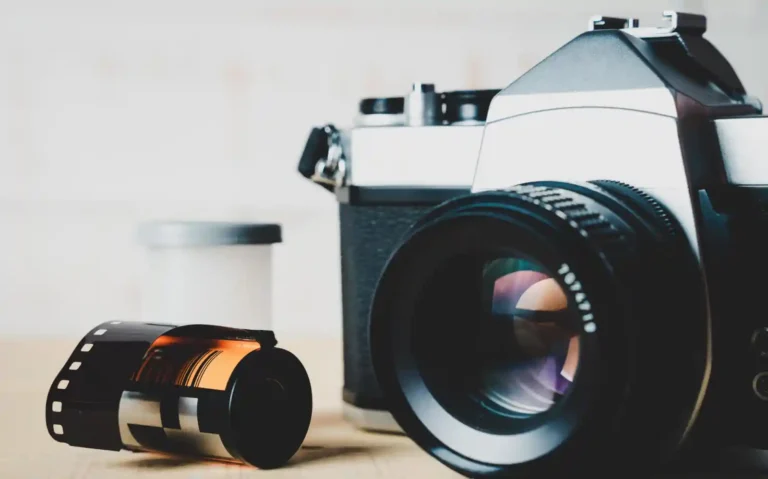 필름카메라와 35mm 필름 롤이 함께 놓인 플랫레이 사진