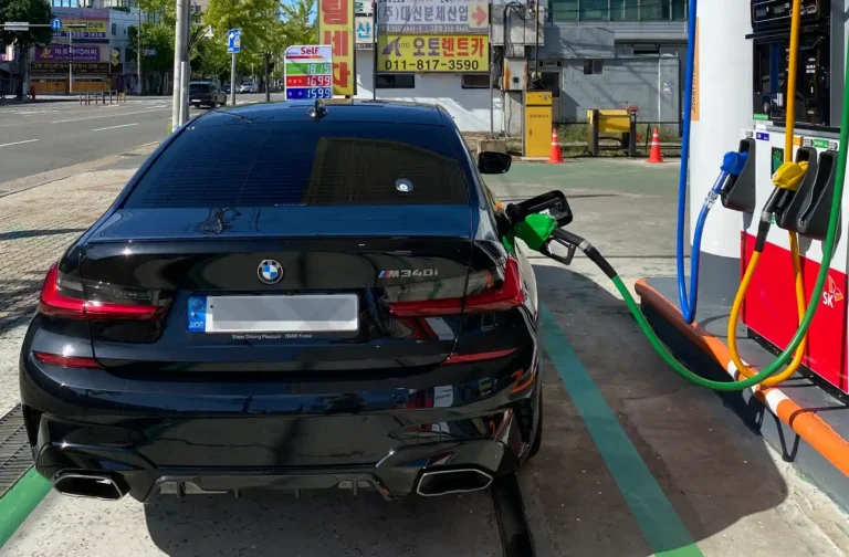 BMW M340i에 고급 휘발유를 주유하는 장면