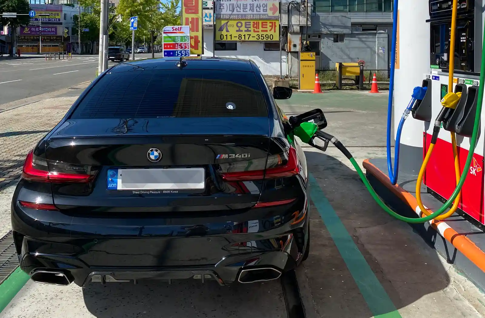 BMW M340i에 고급 휘발유를 주유하는 장면