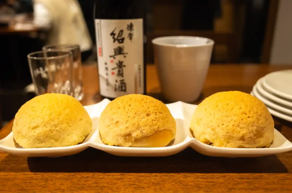 팀호완 시그니처 메뉴 베이커드 챠슈 번 3개, 구운 겉면이 담긴 접시