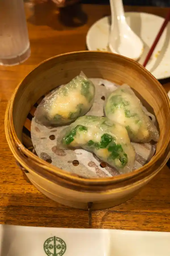 팀호완 새우 부추 찐 만두, 대나무 찜기에 담긴 반투명 피의 딤섬 3개