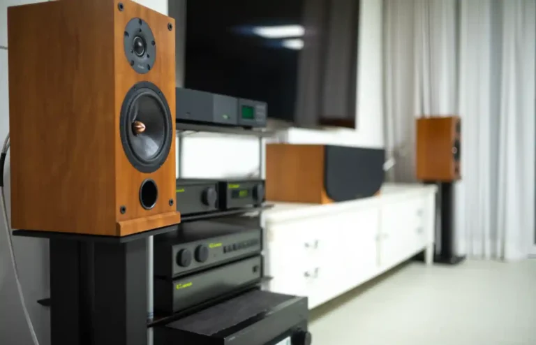 네임 NAC-102, NAP-180, NDX와 프로악 D2 스피커로 구성된 하이파이 오디오 시스템