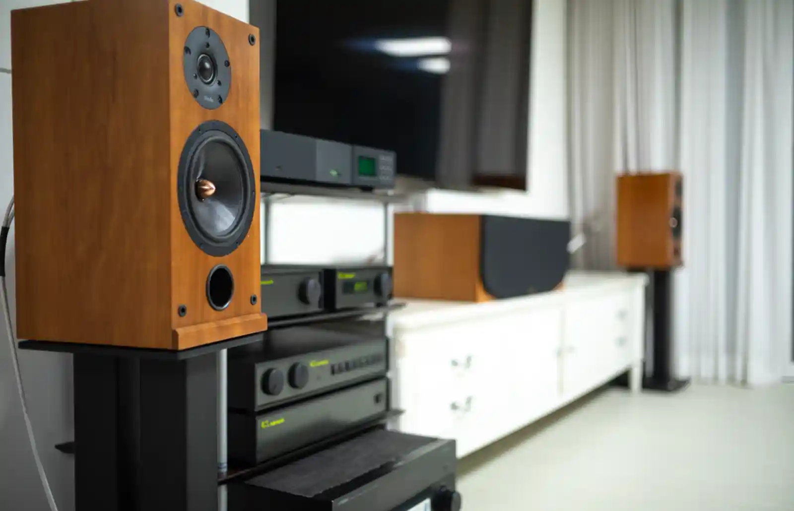 네임 NAC-102, NAP-180, NDX와 프로악 D2 스피커로 구성된 하이파이 오디오 시스템