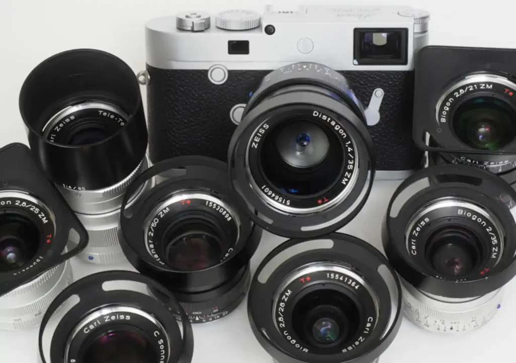 라이카 M 바디를 중심으로 칼자이스 ZM 렌즈 라인업이 펼쳐진 모습 — Distagon 35mm f/1.4, Biogon 21mm f/2.8, Biogon 25mm f/2.8, Biogon 28mm f/2.8, Biogon 35mm f/2, Planar 50mm f/2, C Sonnar 50mm f/1.5